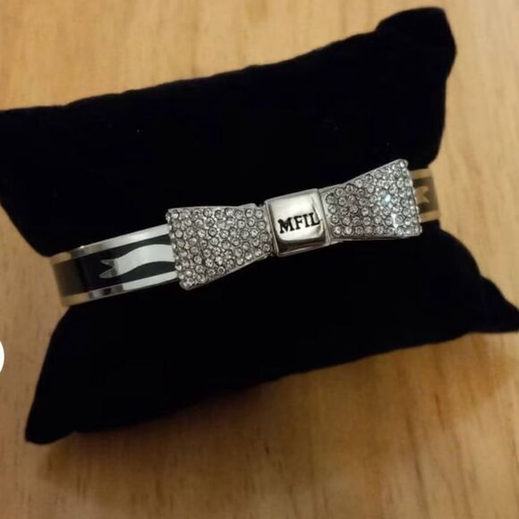 Rare! Brighton My Flat in London Windsor Crystal Bow Bangle Bracelet! - Picture 1 of 7